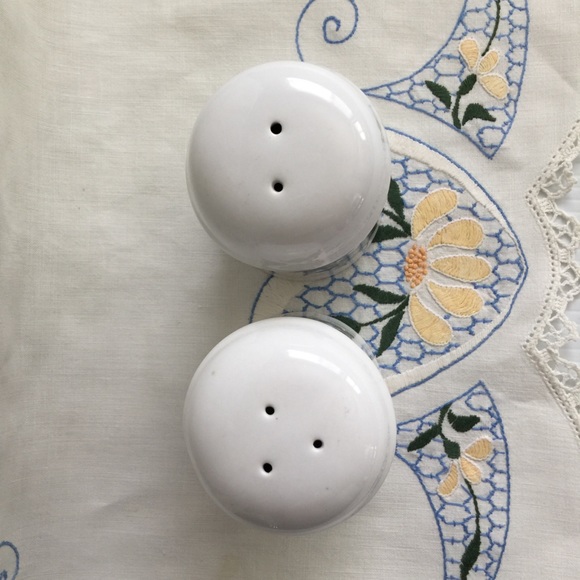 Beautiful Set of Salt&Pepper Shaker by Hallmark - Picture 3 of 5